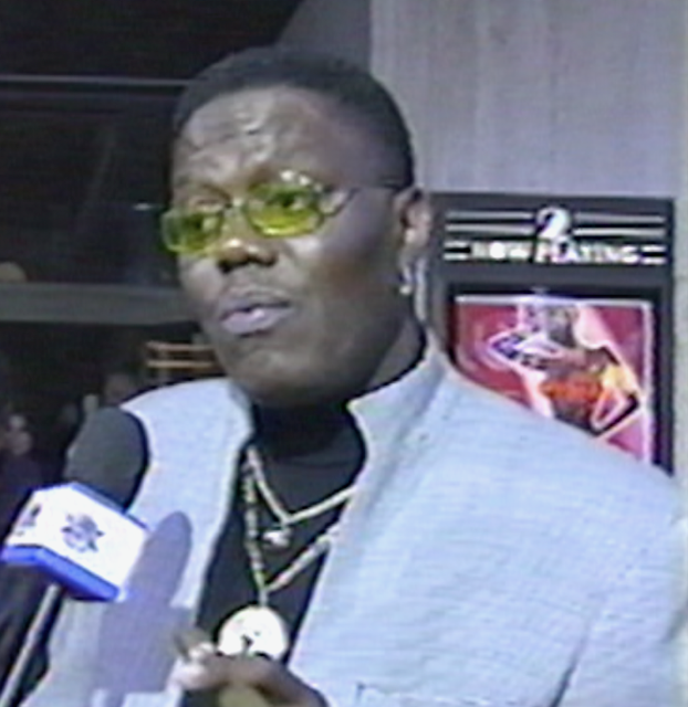 Bernie Mac on stage with the Shure V64 / Lectrosonic M185 microphone